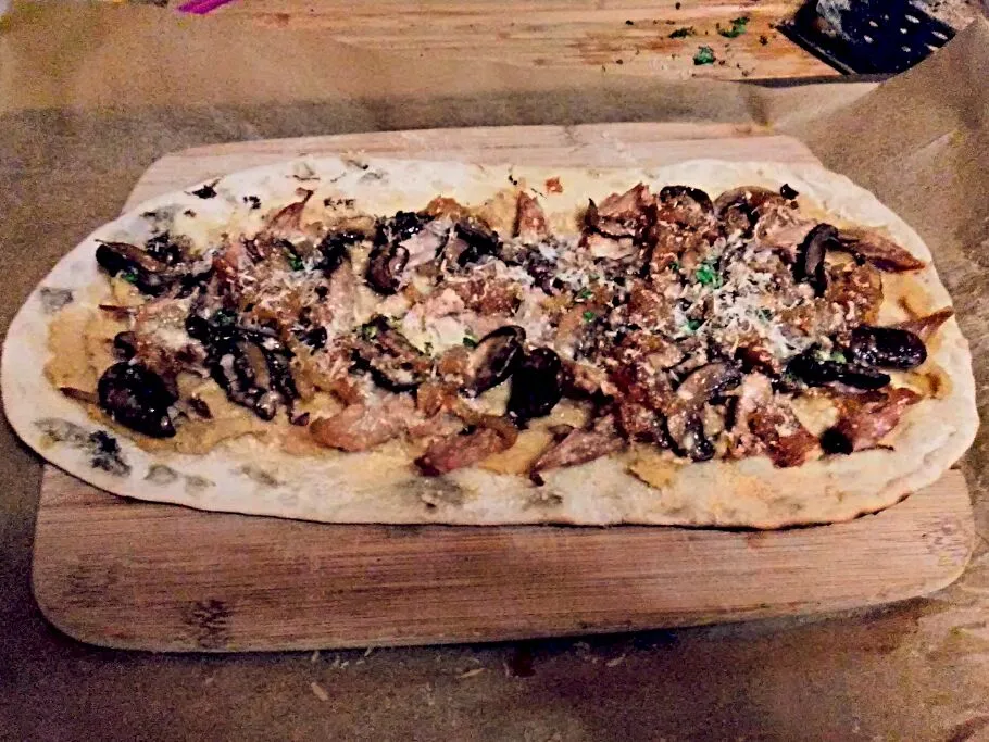 Duck Confit Flatbread with White Bean Purée, Caramelized Onions, and Sautéed Mixed Wild Mushrooms.|bethさん