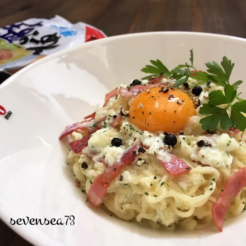 Snapdishの料理写真:【THE アカン飯】サッポロ一番塩ラーメンdeカルボナーラʕ-̼͡-ʔこのひと手間がアーイラーブユー|七海さん