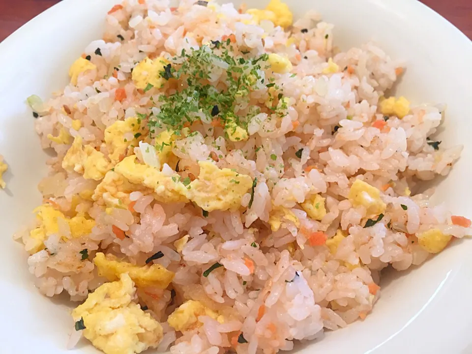 🌸簡単！美味しぃ！シャケフレークとシャケわかめふりかけの炒り卵炒飯♫🌸|りーちさん