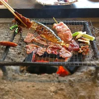 炭火でイノシシ肉とサバ、地鶏などを七里川温泉で頂いております。|Munenori Ishiiさん