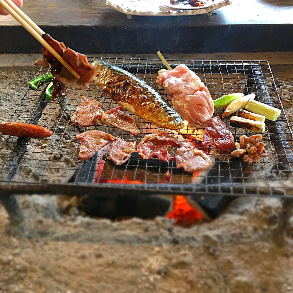 炭火でイノシシ肉とサバ、地鶏などを七里川温泉で頂いております。|Munenori Ishiiさん