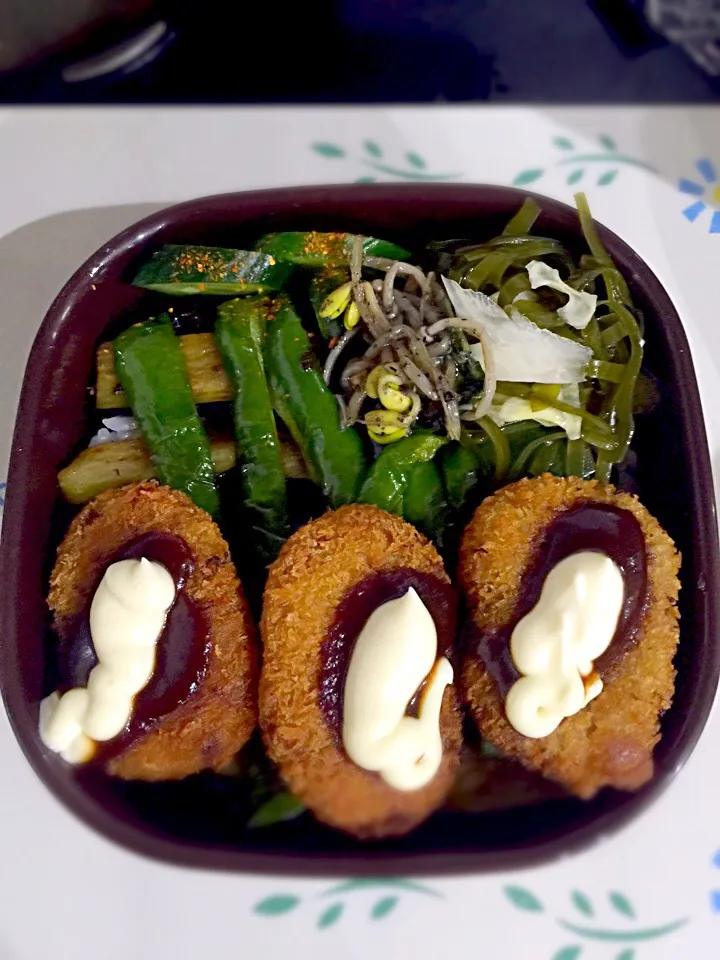 パパお弁当🍱  クリームコロッケ  茄子とピーマンの揚げ浸し  昆布とキャベツの酢漬け  豆もやしとモロヘイヤの胡麻和え  きゅうりの漬物|ch＊K*∀o(^^*)♪さん