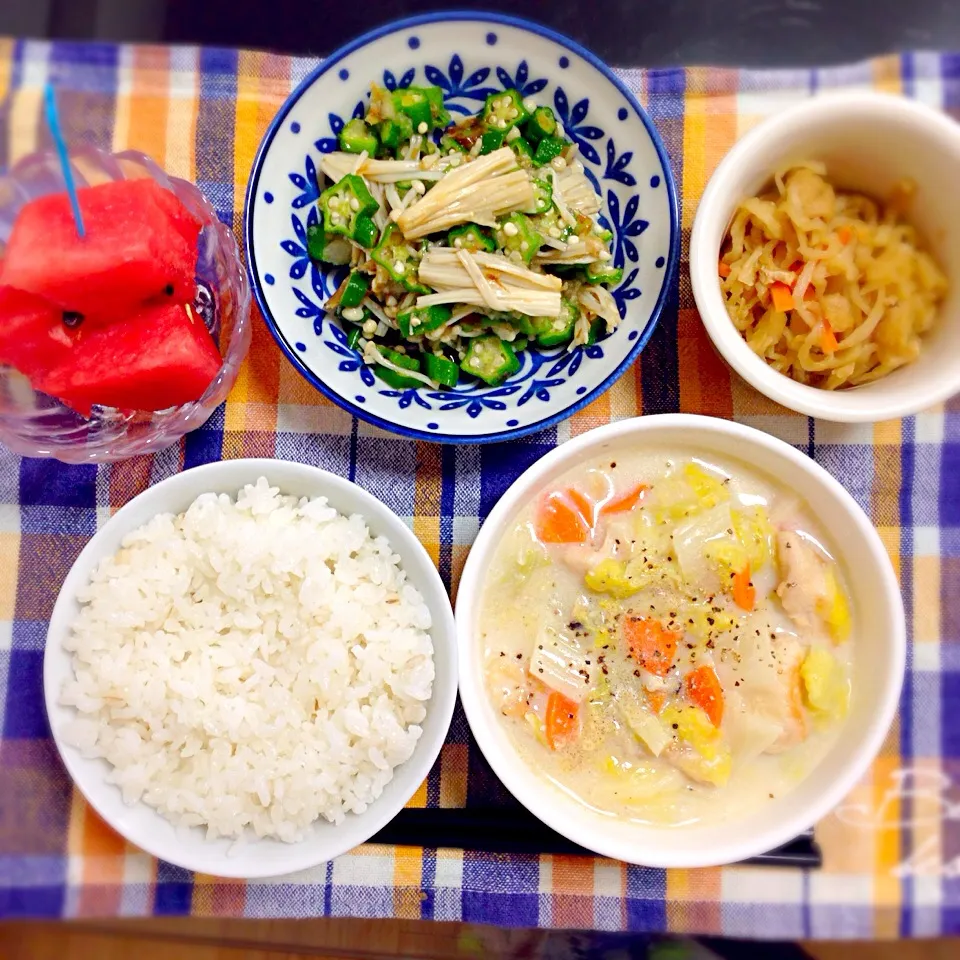 麦ご飯
白菜と鶏胸肉のミルク煮
切り干し大根の煮物
オクラとえのきのおかかおろし和え
スイカ|みかんさん