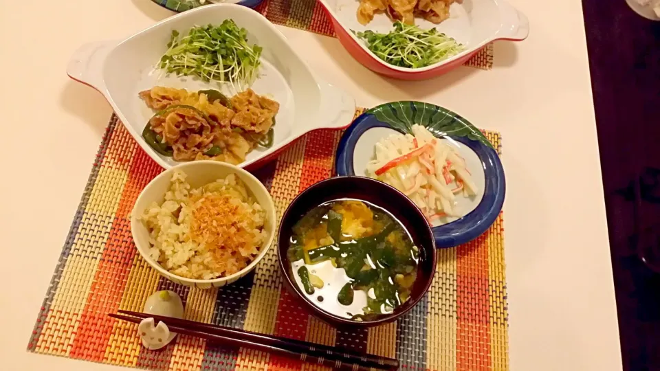 今日の夕食　酒粕入り豚のしょうが焼き、大根サラダ、ごぼうときのこの炊き込みご飯、にらと卵の味噌汁|pinknari🐰🌈さん