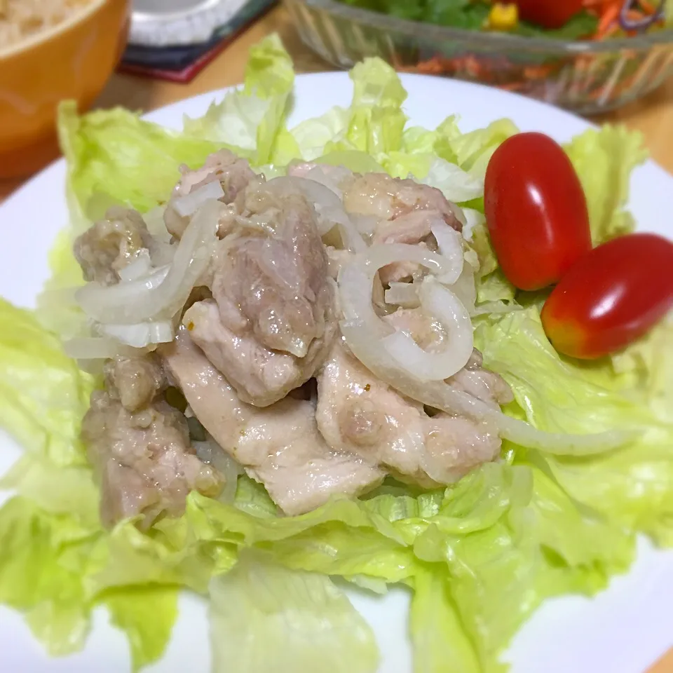 Snapdishの料理写真:鳥モモ肉と玉ねぎの柚子胡椒蒸し|りんごっちさん