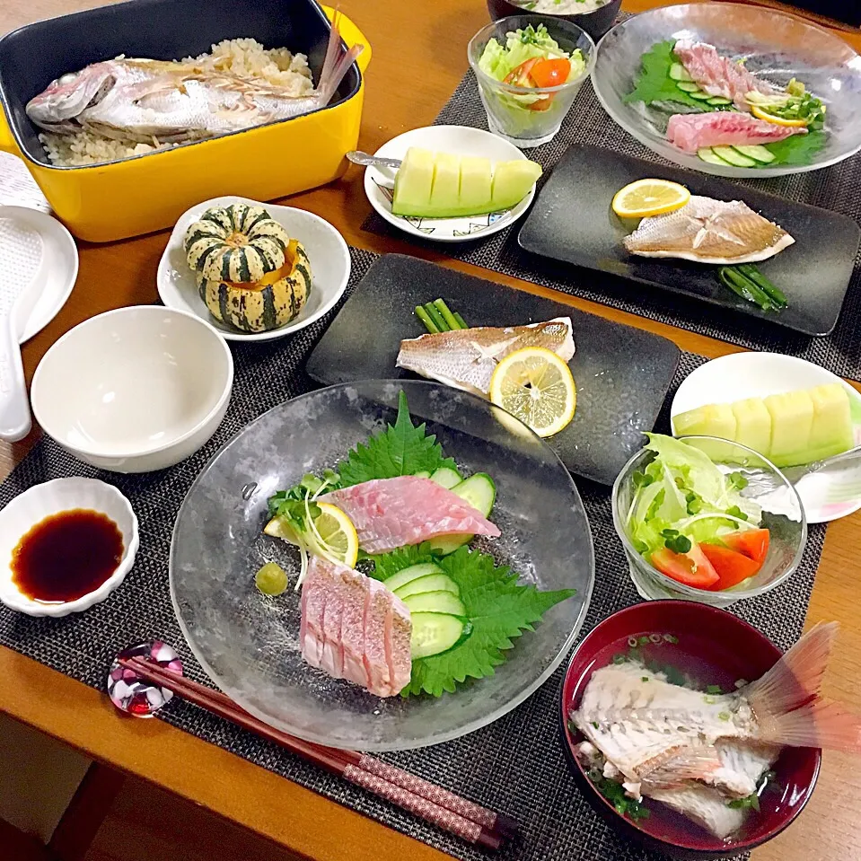 Snapdishの料理写真:鯛づくし定食🐟❤️（真鯛のお刺身、酒蒸し、鯛めし、あら汁、サラダ、メロン、かぼちゃプリン）|むぎママさん