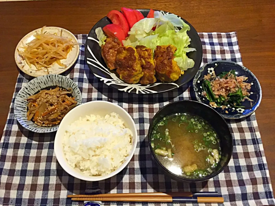 作り置きごはーん♡鶏もも肉のカレーピカタ、もやしのピリ辛ナムル、サラダ、ほうれん草のおひたし、きんぴら、白ご飯、味噌汁|未来さん