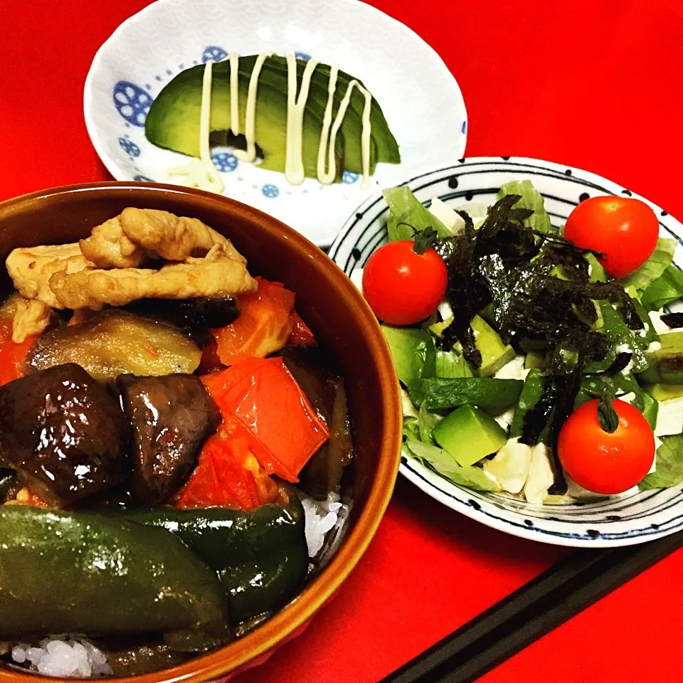 鶏肉と夏野菜のトマト南蛮丼、アボガドの刺身、アボガド豆腐サラダ|そねさん