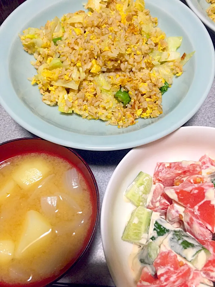 Snapdishの料理写真:もち麦飯チャーハン、トマトきゅうりマヨネーズ和え、玉ねぎジャガイモ味噌汁|ms903さん