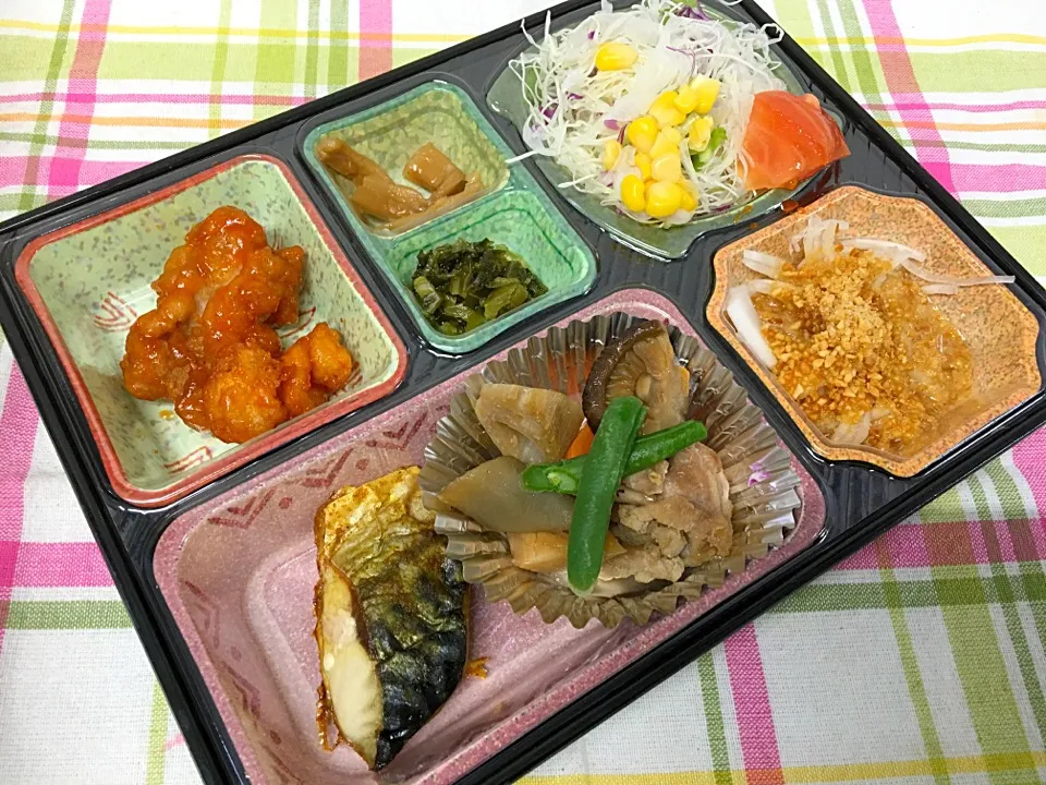 Snapdishの料理写真:鶏チリとエビの中華和え 日替わり弁当 豊川市宅配|Naokazu Kuritaさん