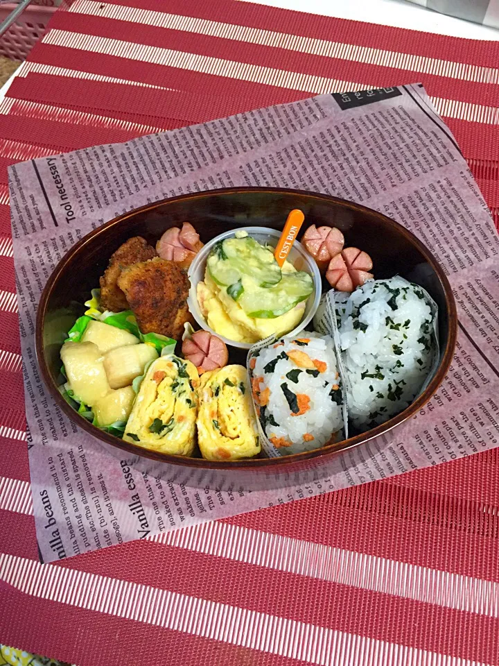 初⭐️わっぱ弁当
おにぎり、白身魚の香草焼き、卵焼き、ポテトサラダ、ウインナー、バナナ|mamiさん