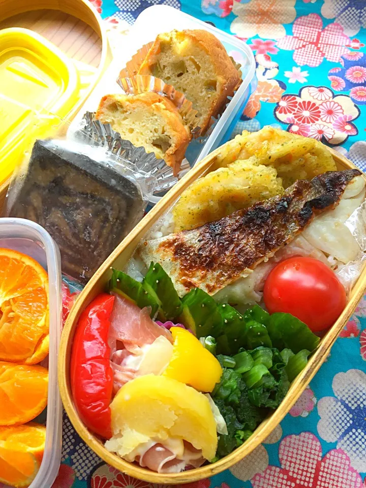 Snapdishの料理写真:お父さん弁当(⊹＾◡＾)ノo.♡｡*
＊白飯＊鱈粕漬け焼き
＊エビ蓮根はさみ揚げ
＊生ハムポテトサラダ+ミニトマト
＊小松菜お浸し
＊デザートはオレンジ
＊3時のおやつにルバーブのカトルカールと胡麻餅|Blueberry🫐さん