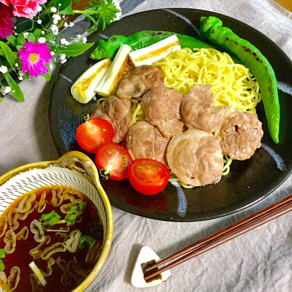 鴨、付けざるラーメン ざるラーメンに、鴨肉焼き ネギ、青唐辛子焼きを一緒に 鴨出汁つゆで、進みます|ゆかモンさん