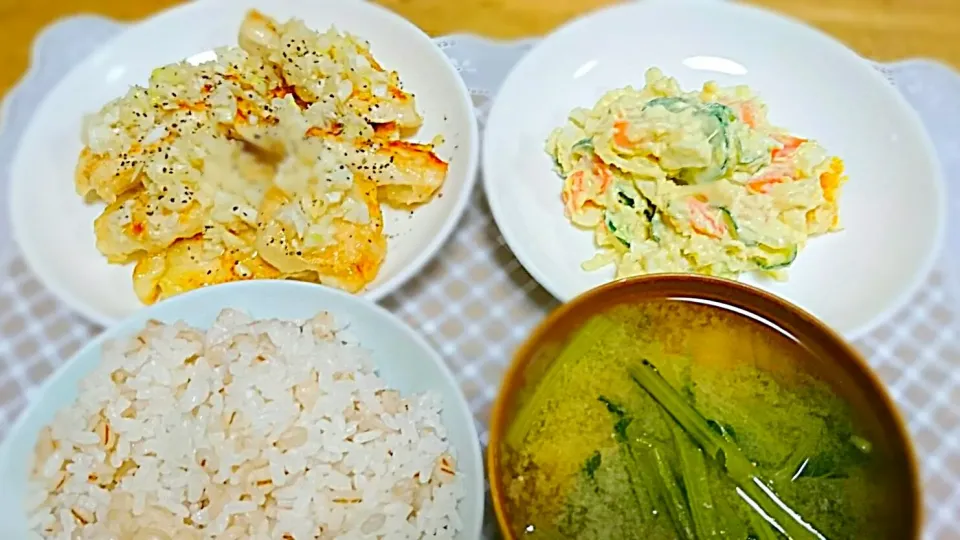 鳥胸肉のねぎ塩タレのせ&ポテトサラダ&小松菜のお味噌汁&押し麦入りご飯(^ー^)|ぎるママさん