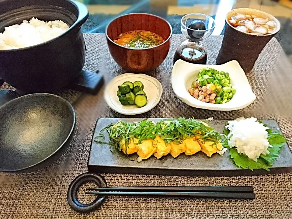 休日の朝御飯♪
●土鍋炊きたてご飯
●だし巻き玉子&鬼おろし
●納豆
●胡瓜の辛子漬け
●お味噌汁
●プーアル茶|yokoさん