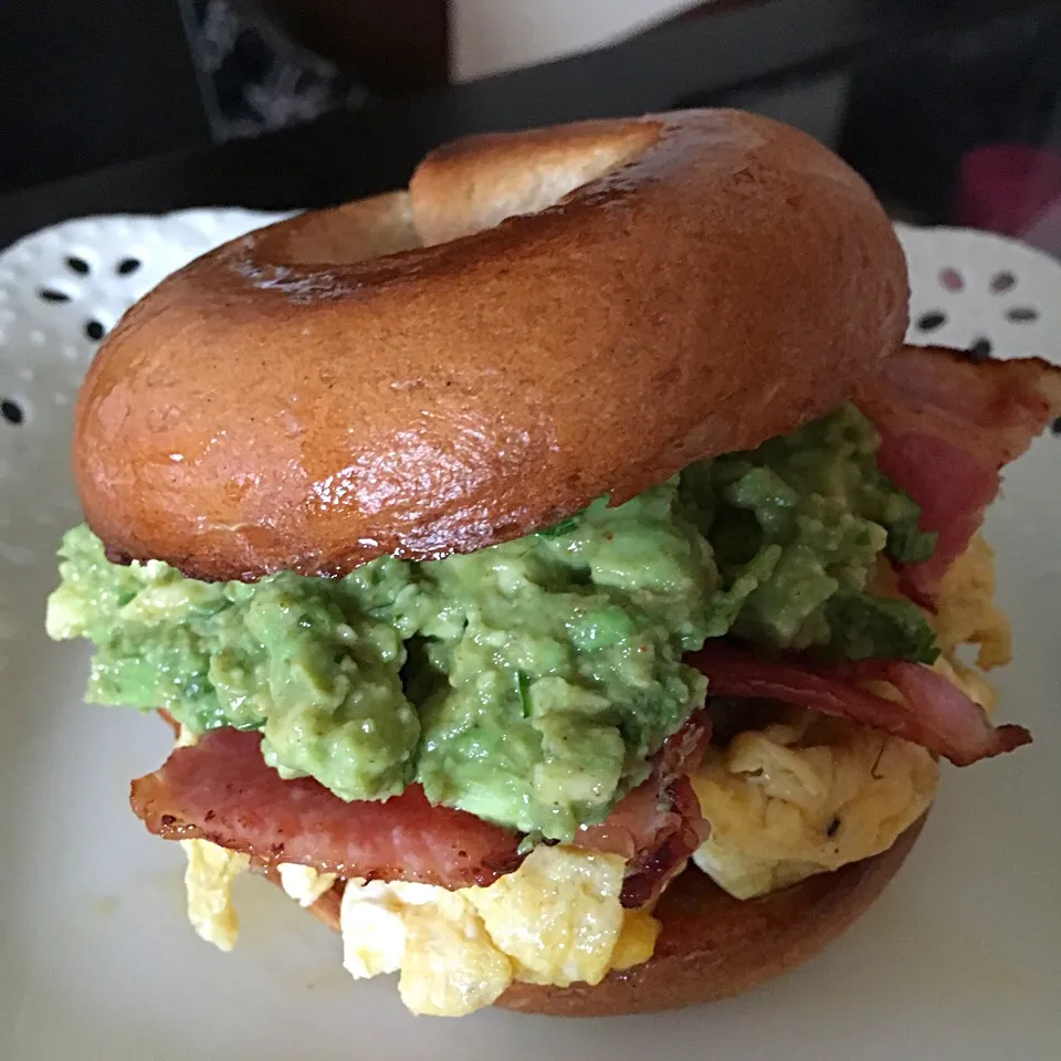 The Ultimate Breakfast Bagel＊玄米粉ベーグル
Homemade Brown Rice Flour Bagel sand w/ scrambled eggs, bacon, cheese, guacamole, Sriracha ketchup|Miboさん