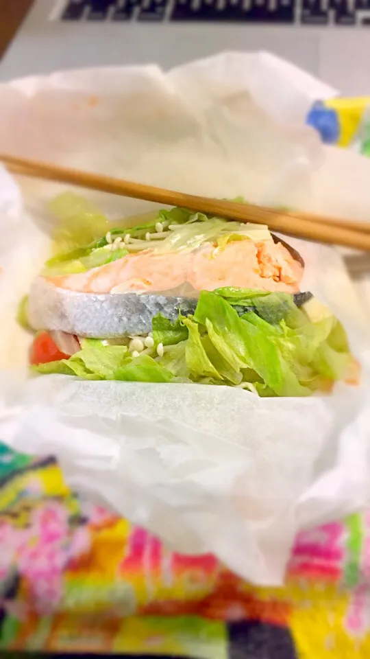 Snapdishの料理写真:Salmon and veg microwave paper packet|Floさん