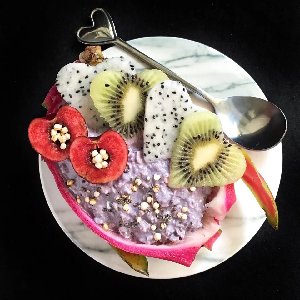 Maqui oats with fruit hearts in a dragonfruit bowl|coxiella24さん