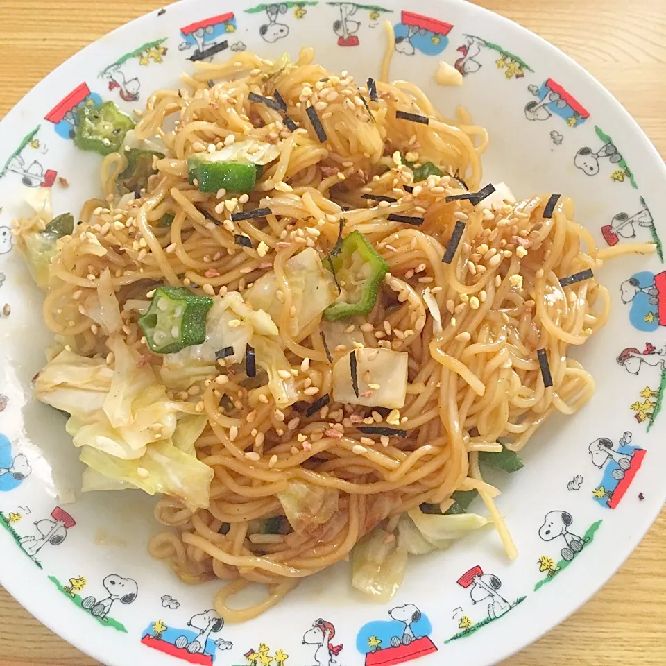 Snapdishの料理写真:冷やし中華の麺で焼きそば風|あきえさん