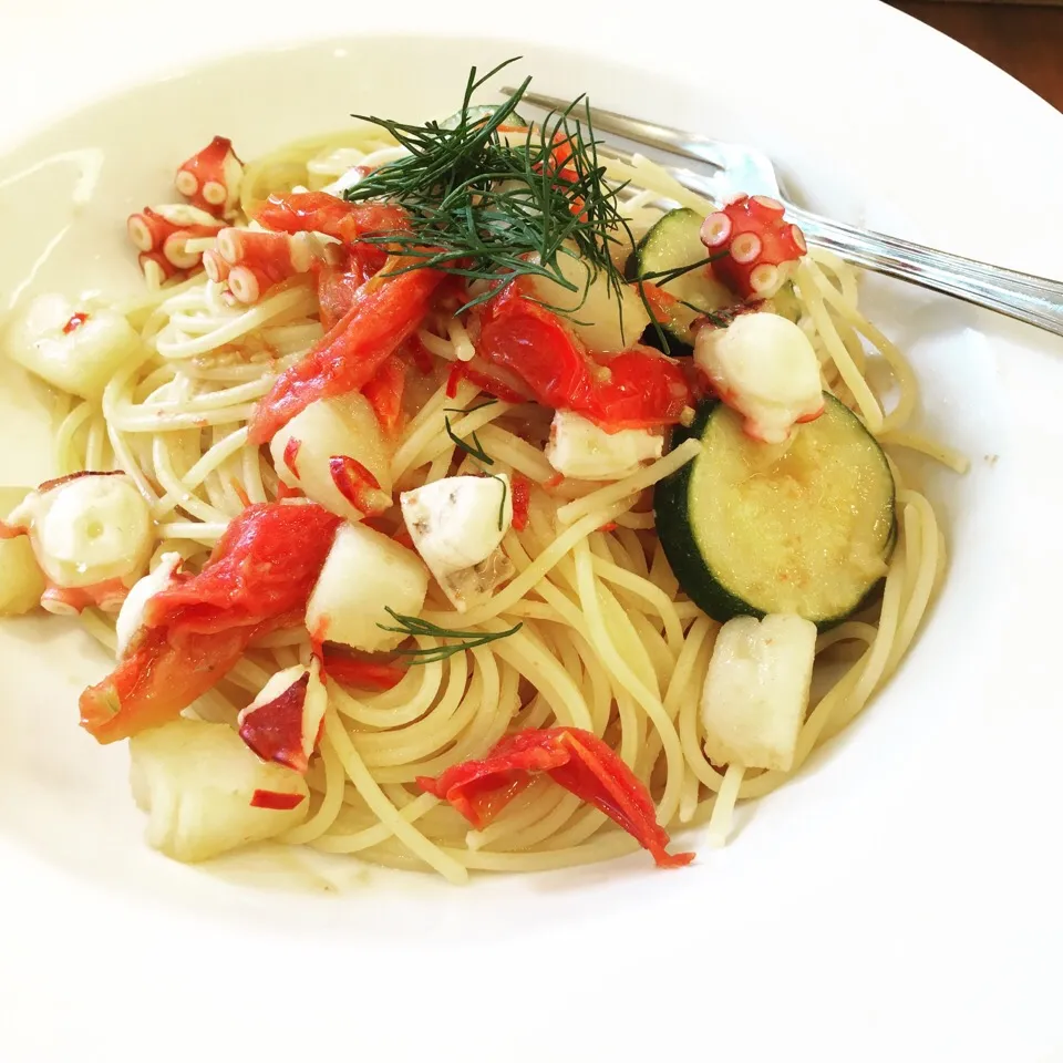 ハーブ香る🌿タコとドライトマトのアンチョビ風味スパゲティ🐙🍅|leeさん