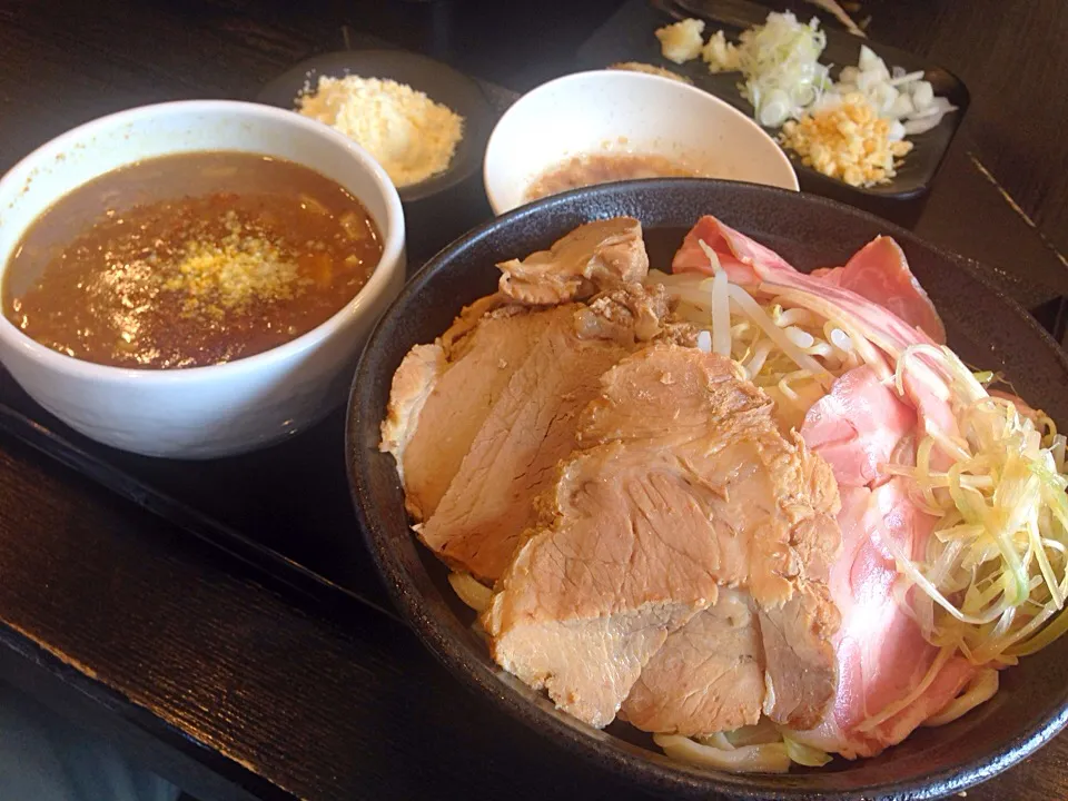 冷しカレーつけ麺 ミックス豚増し チーズ盛り ¥1350@つけ麺どでん|ま〜ちんさん