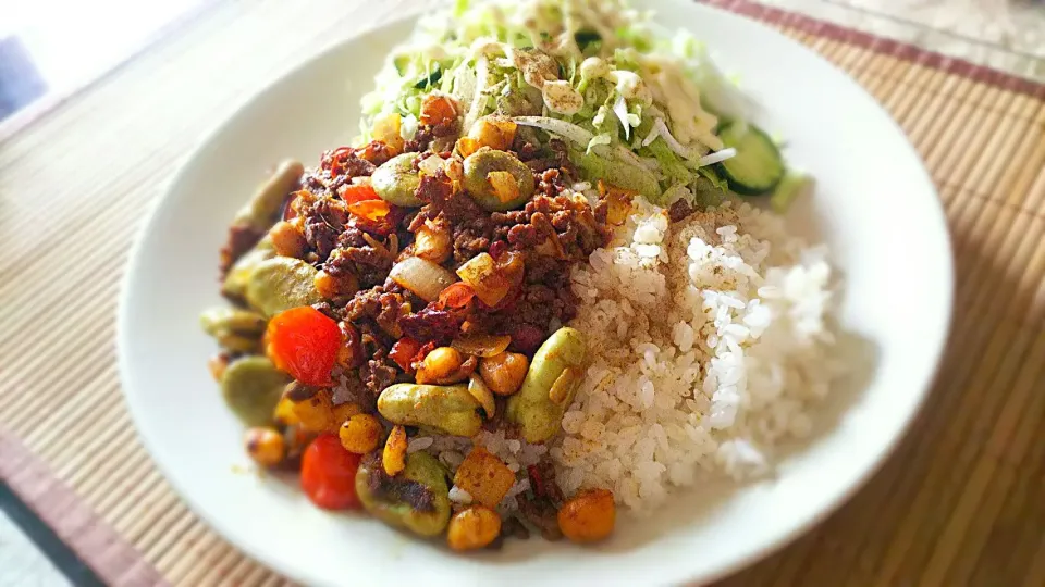 豆&ﾄﾏﾄのｷｰﾏｶﾚｰ🍛
の昼ごはん✨|kaz(*･ω･)さん