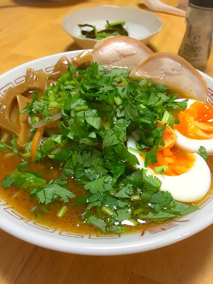 パクチー味噌ラーメン🍜😋作ってみた！|川村大作さん