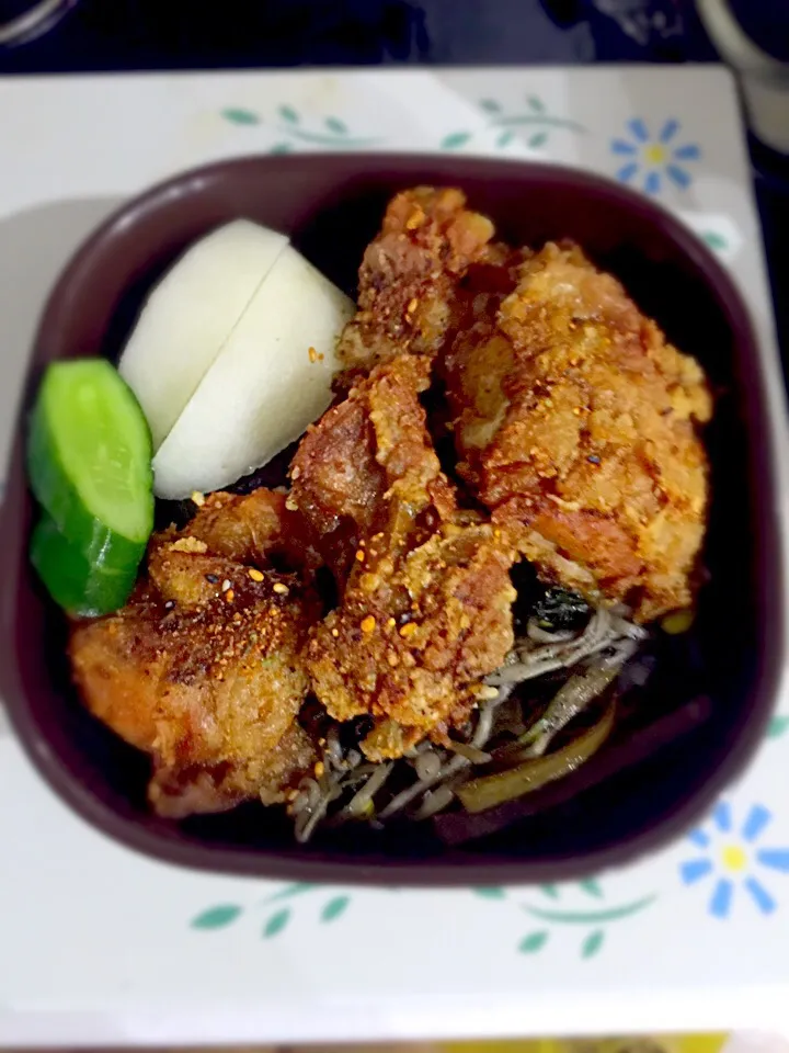 パパお弁当🍱  フライドチキンだし醤油味  七味がけ  茄子の素揚げ  きんぴらごぼう  豆もやしとモロヘイヤの胡麻和え  きゅうりの漬物  梨|ch＊K*∀o(^^*)♪さん