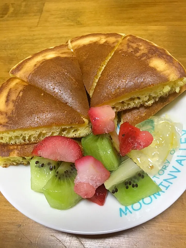 Snapdishの料理写真:お仕事頑張っている家族に
ジャム&フルーツ添え ホットケーキ！|マコトさん