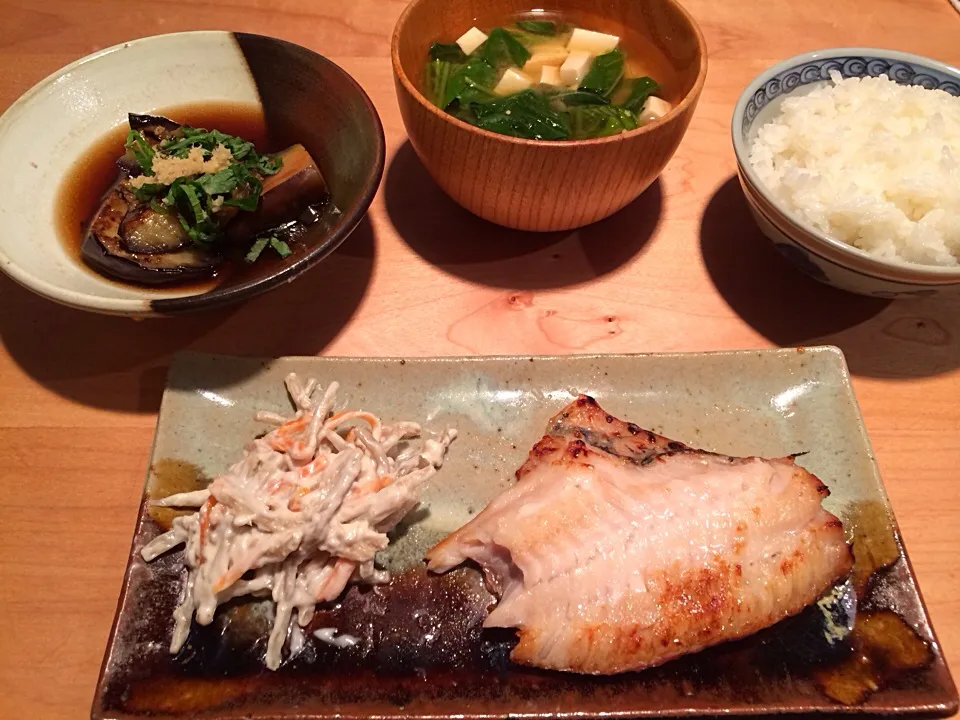 Snapdishの料理写真:赤魚の塩麹漬け焼き＆茄子の揚げ浸し＆モロヘイヤ豆腐の味噌汁|うりさん