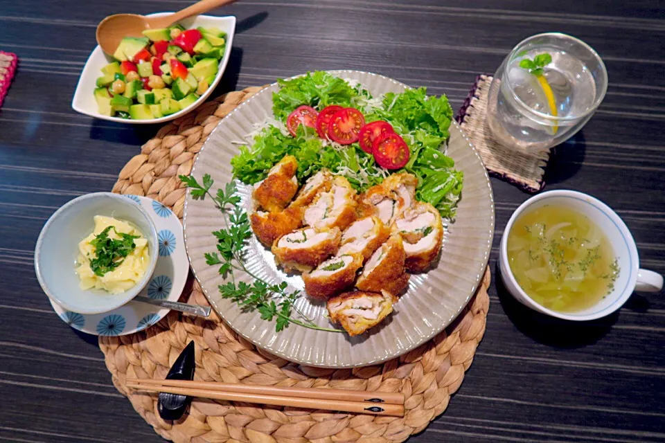 今夜のおうちごはん。鶏胸肉梅肉シソチーズ揚げ焼、手作りろく助塩ドレッシングアボカドひよこ豆彩りサラダ、卵豆腐、キャベツスープです。|かれんさん