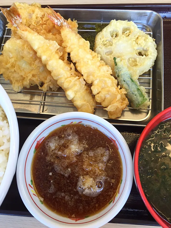 海老と鶏の天ぷら定食🍤|akiさん