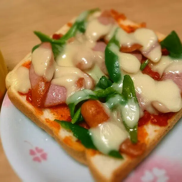 今日の朝ごはん🍴
ピザソースをいただいたので、
作ってみました！ピーマンほんとは輪切りかなというところですが、冷凍に細切りで保存してたのでそれで♪|a--meさん