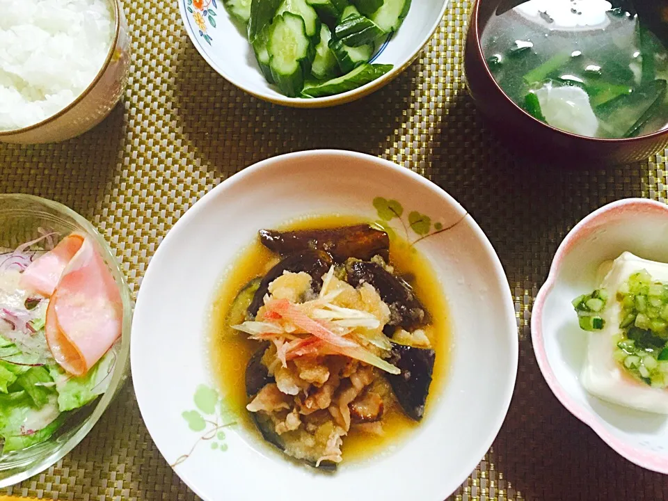 Snapdishの料理写真:茄子と豚のみぞれ煮
冷奴
サラダ
味噌汁
自家製糠漬け|さえさん