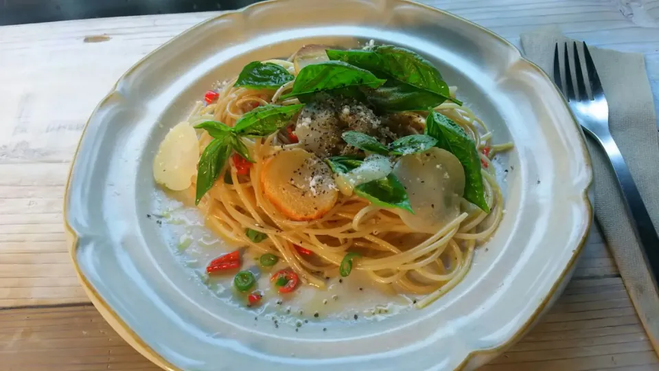 Snapdishの料理写真:Spaghetti all' aglio oglio e peperoncino come chitarra Joao Gilberto(辛いニンニクオイルのスパゲッティー、ジョアン･ジルベルトのギターのように。)|KimaLABOさん