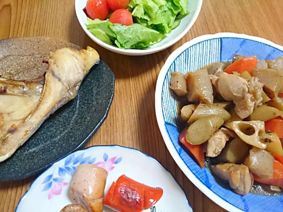 ・筑前煮
・サラダ
・鰤カマの塩焼き
・お肉屋さんのソーセージ|ようかんさん