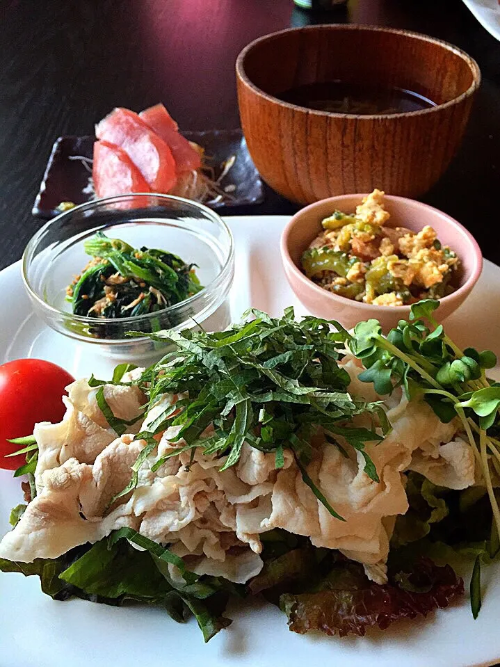 ⭐️豚しゃぶ  胡麻だれ&ネギだれ
⭐️ゴーヤチャンプル
⭐️ほうれん草とツナのサラダ
⭐️マグロのお刺身
⭐️じゅんさいのすまし汁|よっちぃさん