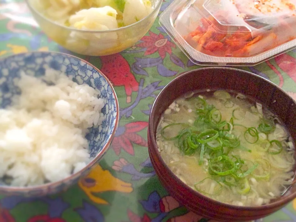 ミョウガと豆腐の味噌汁と、つけもの何品か。適当。#実家メシ|さヴァさん