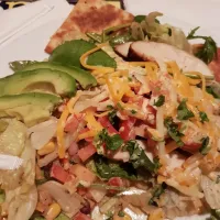 Quesadilla Explossion Salad with quinoa and avocado|petrus nawawiさん