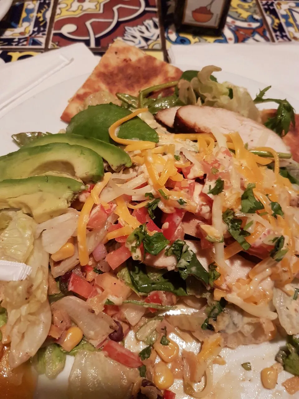 Quesadilla Explossion Salad with quinoa and avocado|petrus nawawiさん