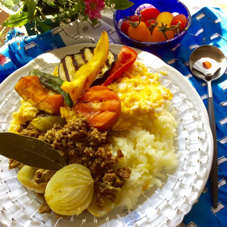 挽肉オムカレー野菜盛り ニンニク、小玉ねぎ、挽肉、炒め カレー作りましたよ〜 夏野菜をグリル載っけ フワフワ、オムレツでパワーアップ❗️ 寝不足解消の盛り盛りカレー|ゆかモンさん