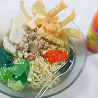 this is a special of bakmi mewah...
with sawi, bakso ikan and pangsit goreng...
yummy food...|Veronica Yenitaさん