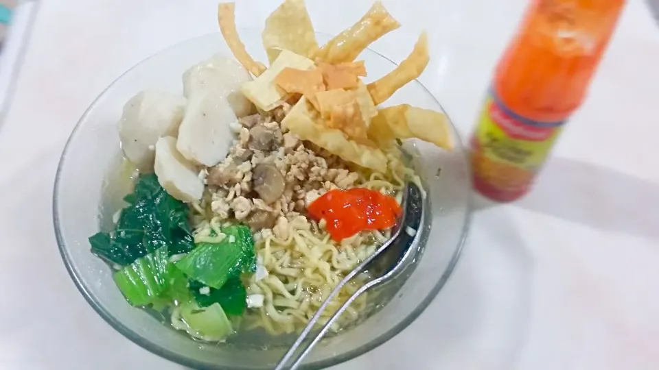 this is a special of bakmi mewah...
with sawi, bakso ikan and pangsit goreng...
yummy food...|Veronica Yenitaさん