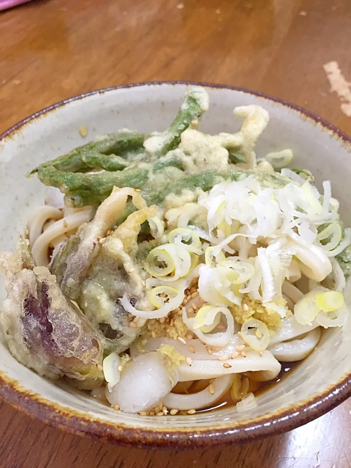 Snapdishの料理写真:ぶっかけうどん 天ぷら乗せ|さんだーさん