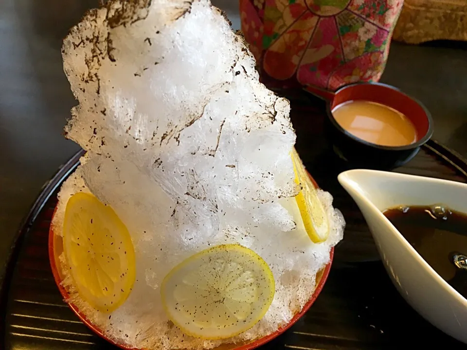 お番茶のかき氷
ぎおん徳屋|Makiko  Yoshimuraさん