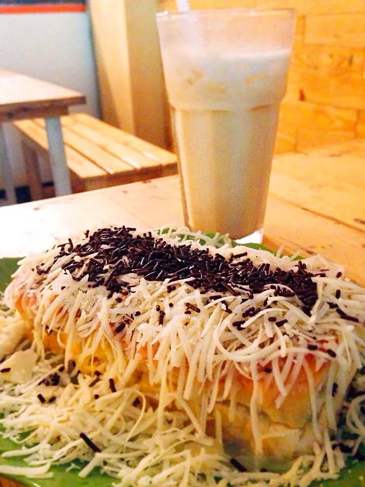 Grilled bread with cheese, chocolate and condensed milk on top, accompany with banana milk shake|David Oen Oentoroさん