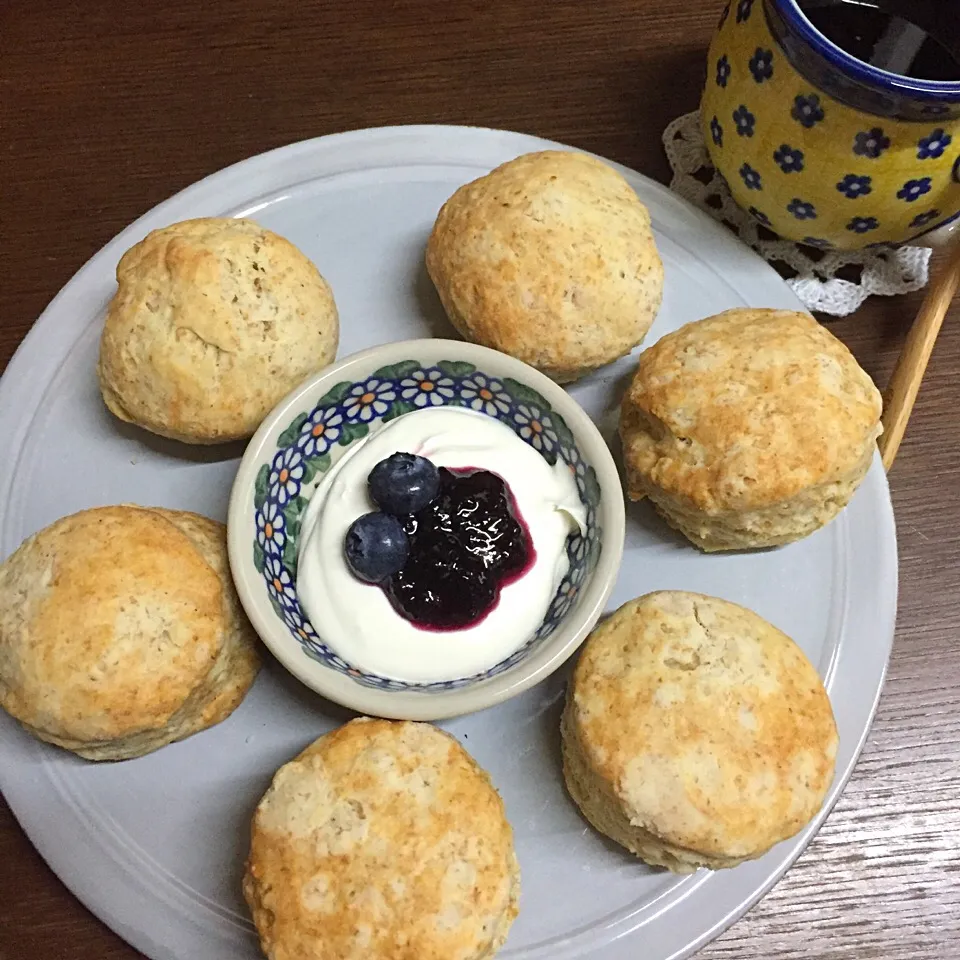 今日のおやつ♫
全粒粉と、ヨーグルト入りのスコーン|ひろっちさん