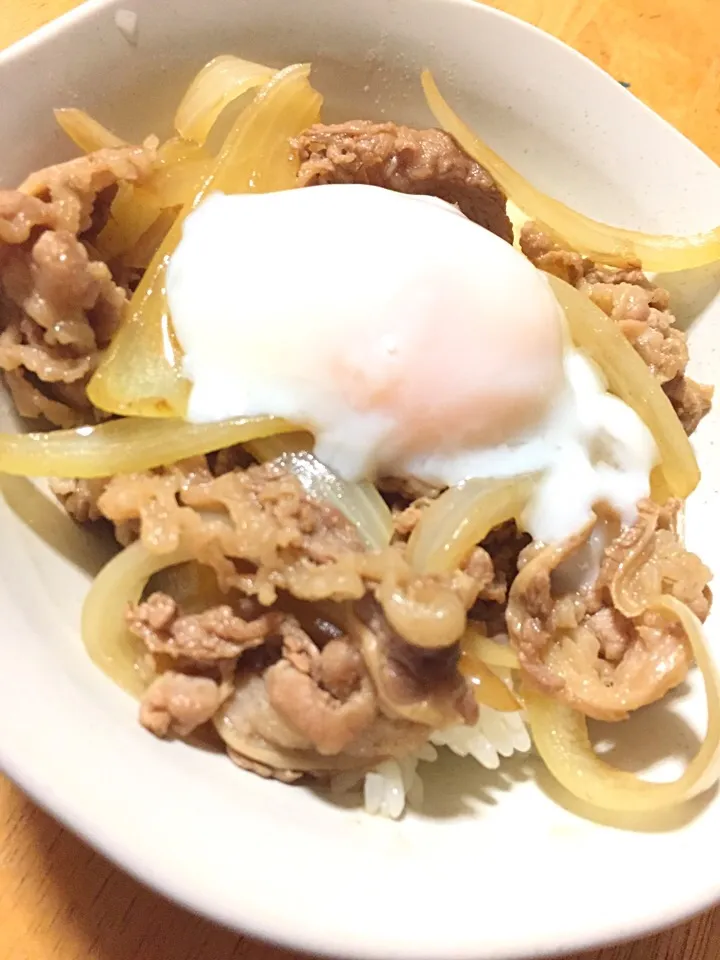 Snapdishの料理写真:牛丼〜〜！ 温玉は定山渓温泉で作ってきました♪|kanamumamaさん