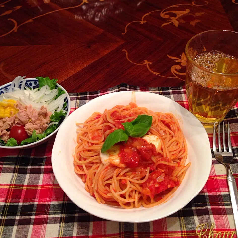 今日の晩御飯(๑´ڡ`๑)
モッツァレラとバジルのトマトソースパスタにツナサラダ|ちゃたままさん