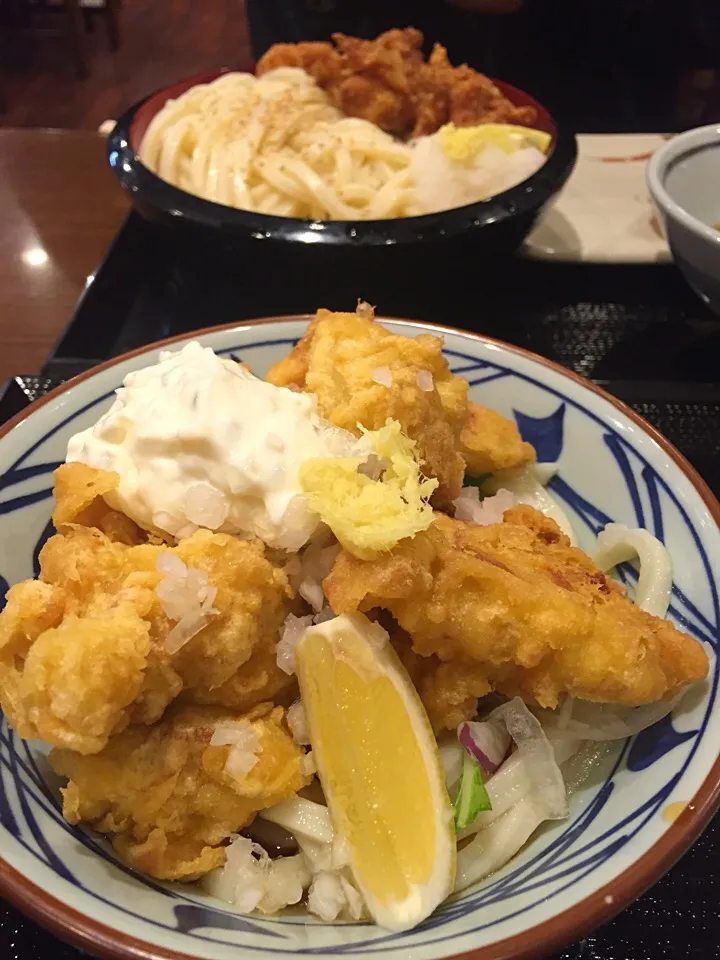 Snapdishの料理写真:8月11日晩ご飯。丸亀製麺でタル鶏天ぶっかけと唐揚げざるうどん。|あやさん